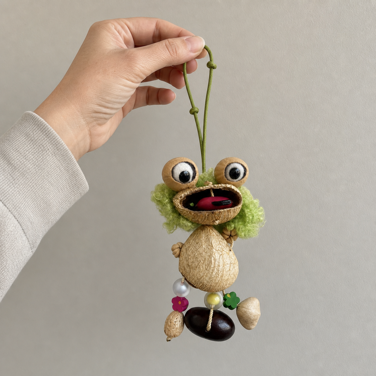 Handheld scale photo of YUNOVA Curly Frog botanical hanging charm