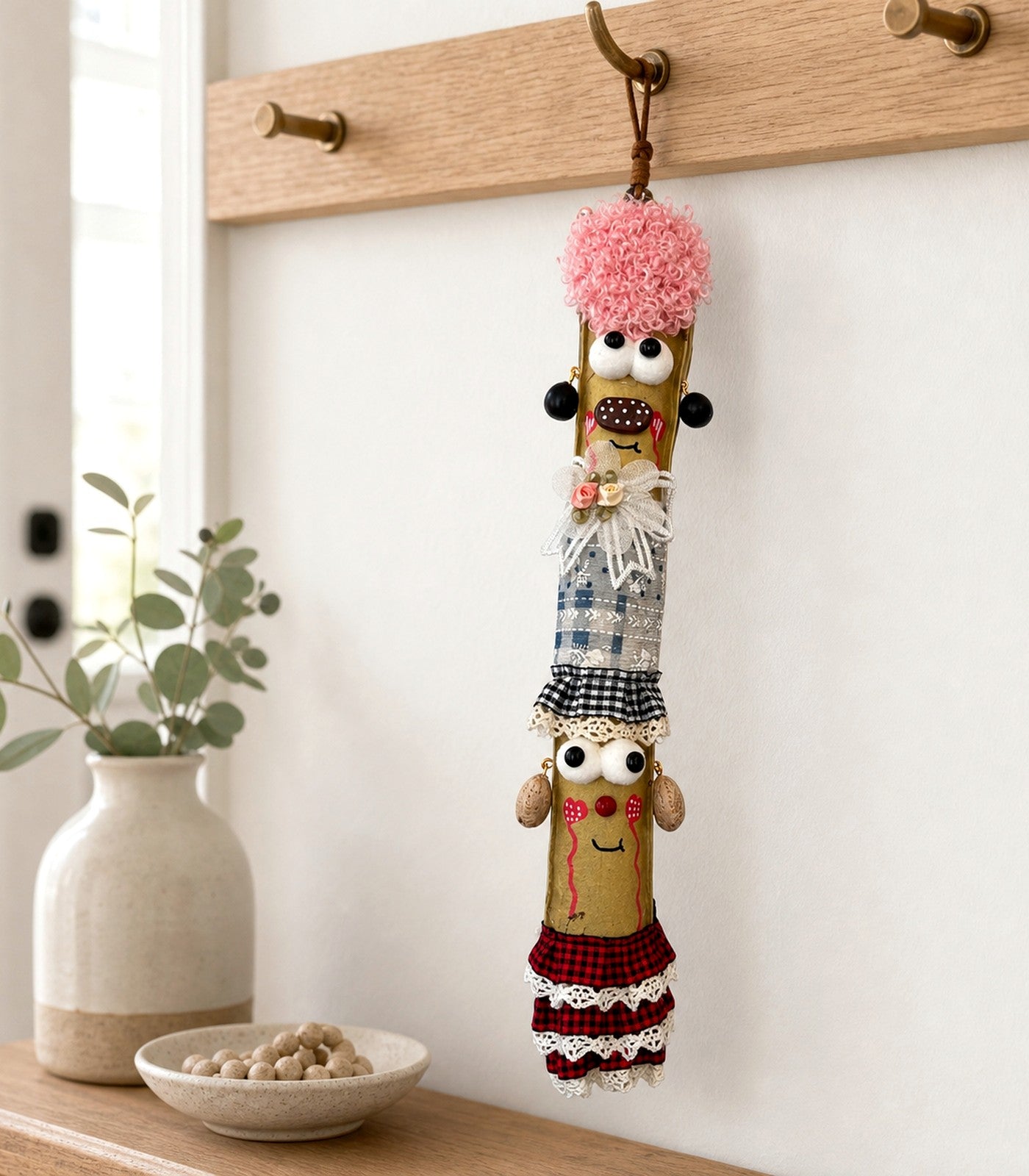 Adorno Muñeca de Frijol Espada de YUNOVA colgado en un gancho de pared en un ambiente cálido de hogar