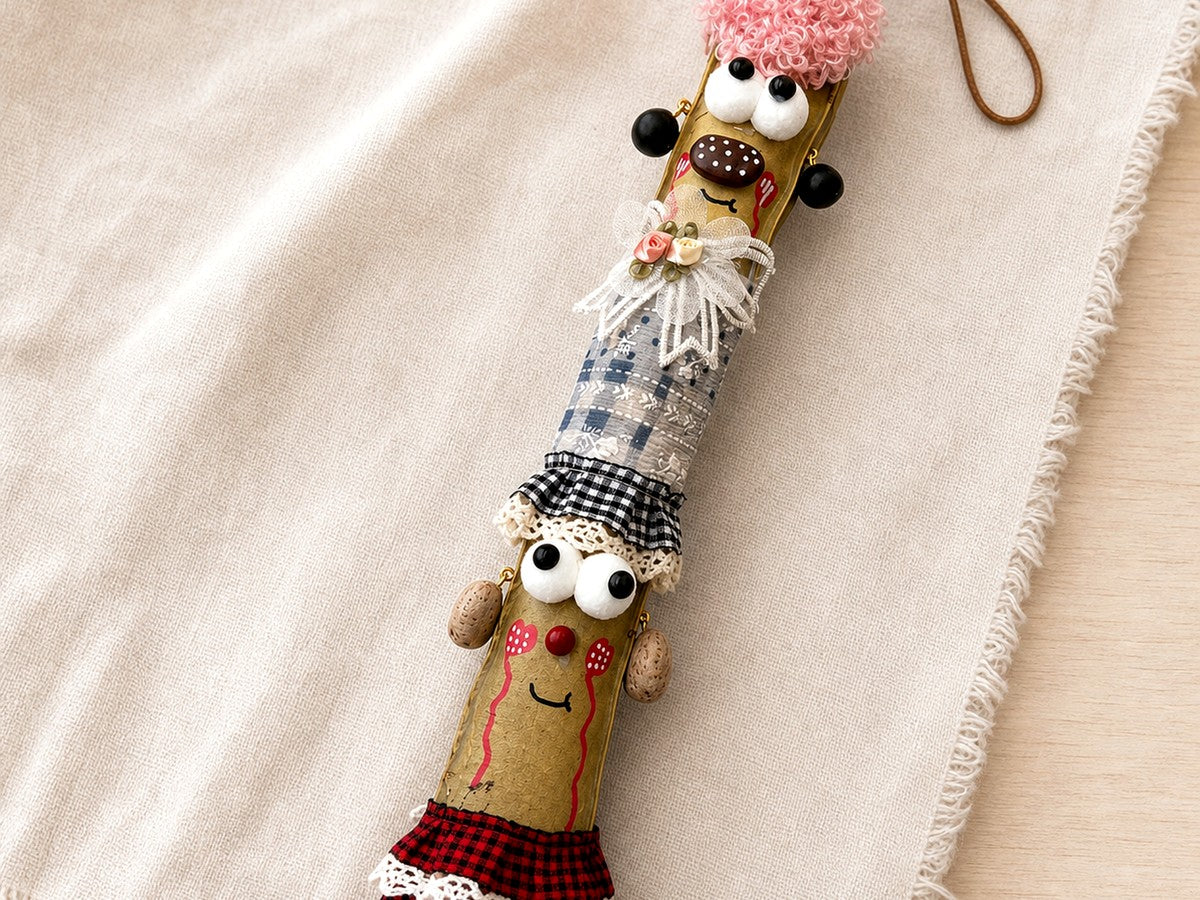 Detalle textil y de vaina de la muñeca de frijol espada mostrando elementos artesanales ensamblados